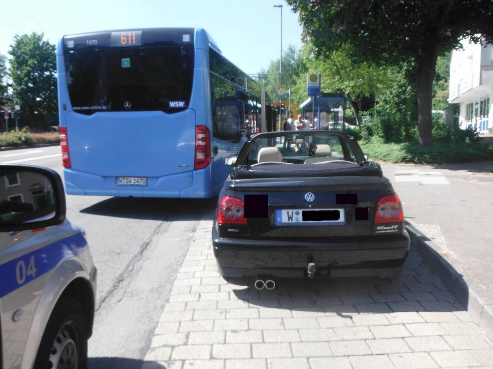  Der Gelenkbus kam nicht in die Lücke. 