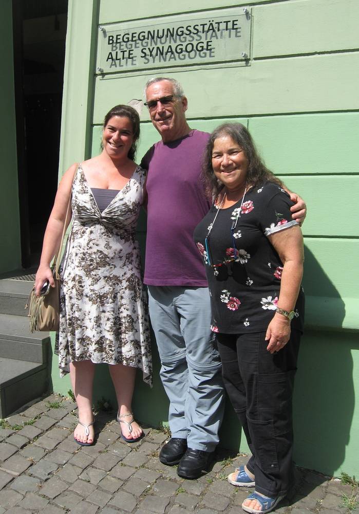  Yoav Shoham mit Frau und Tochter vor der Begegnungsstätte. 
