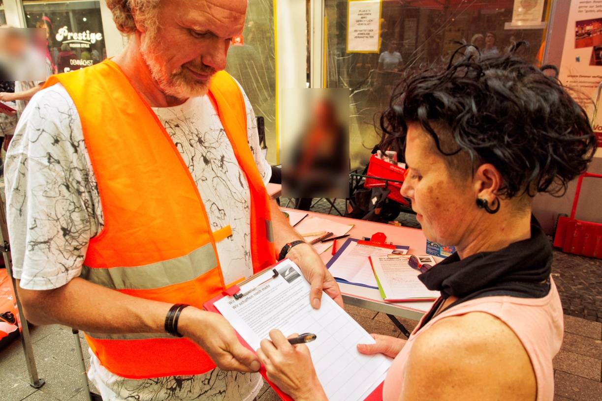  Unterschriftenaktion in der Innenstadt: Helfer mobilisieren für Seenotrettung im Mittelmeer und sichere Häfen in der Europäischen Union. 