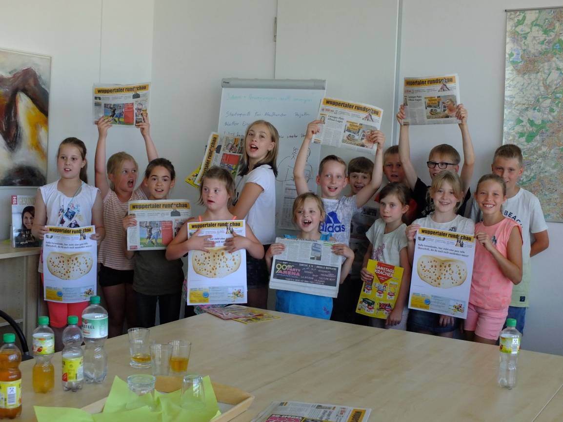  „Cheese — bitte lächeln!“ Noch ist der Käse auf Seite 1. Nach einer Stunde bei der Rundschau erhielten die Kinder ihre eigene Rundschau-Titelseite. 