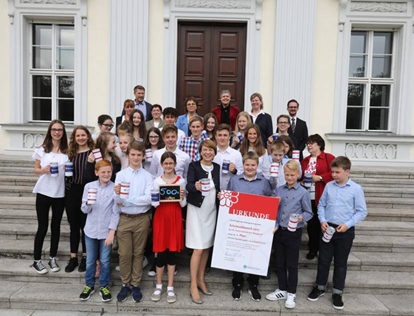  Gruppenbild der St.-Anna-Delegation mit Elke Büdenbender vor Schloss Bellevue. 