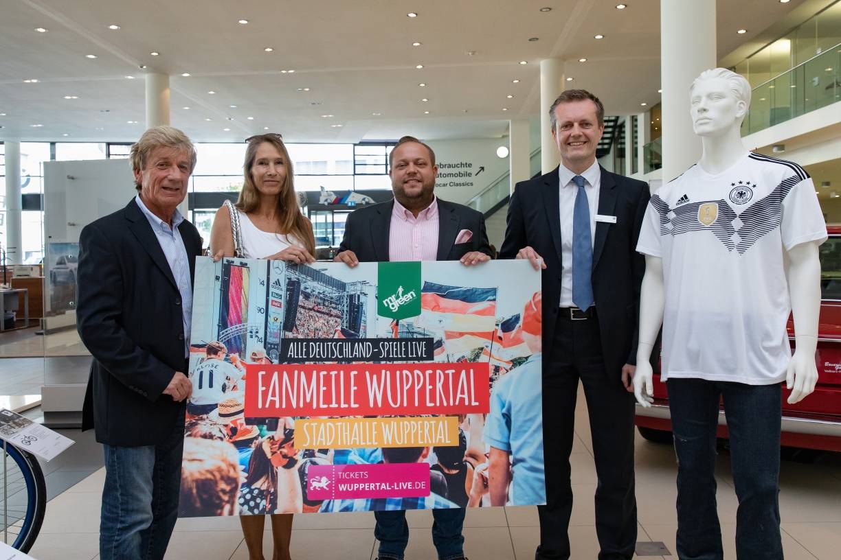  Klar, dass bei der „Mission Daumendrücken“ auch Fanmeilen Organisator Dennis Kessmeyer (3.v.li.), Stefan Witt, Filialleiter von BMW Procar (re.) und Carmen Rode von der Rundschau mit dabei sind! 