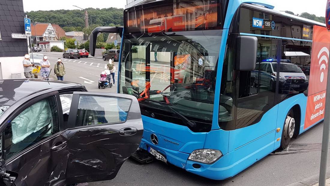  Beide Fahrzeuge wurden erheblich beschädigt. 