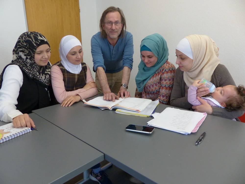  Thuraya Taja, Amani Shehadeh, Deutschlehrer Roland Brokop, Alla Schik al Ganamia und Muna Almunajed Allanam mit Tochter Elin. Normalerweise unterrichtet Roland Brokop als Mann keinen Deutschkurs nur für Frauen. In diesem Falle ist er aber für eine Kollegin eingesprungen, die den Kurs abgeben musste. 