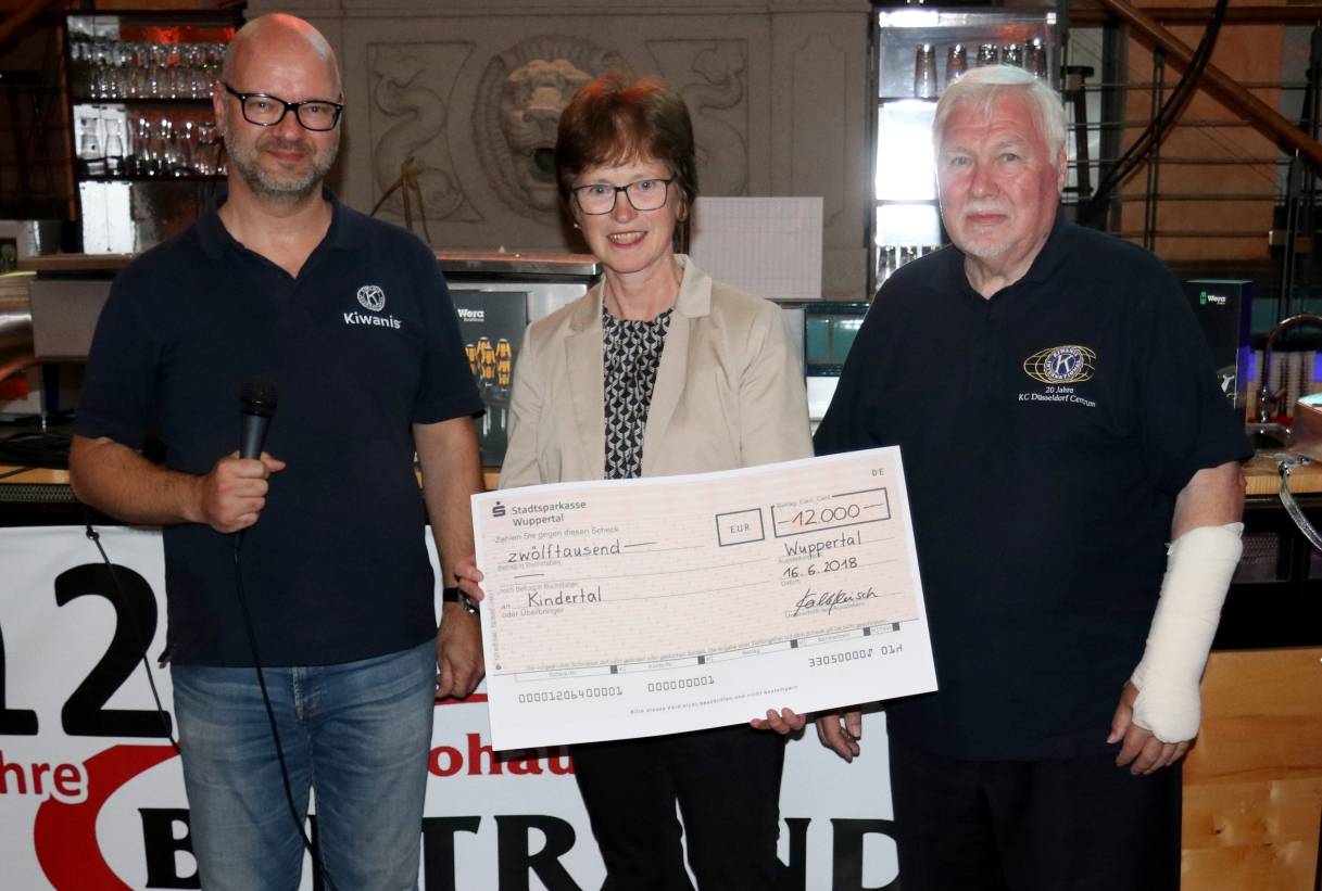 Die Vorstandsvorsitzende der Aktion Kindertal Susanne Bossy nahm einen Scheck in Höhe von 12.000 Euro vom Kiwanis-Präsident Ralf Hochhardt entgegen. 