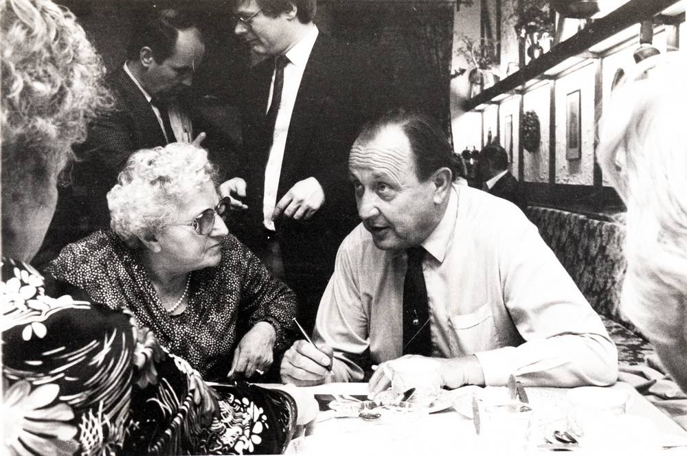  Genscher 1984 im politischen Meinungsaustausch mit interessierten Bürgerinnen im Keller der Fahrschule Achim Müller: „Ich sage immer, wenn der Schornstein raucht, dann stimmen auch die Renten.“ Eine Aussage, die durchweg beifällig aufgenommen wurde. 