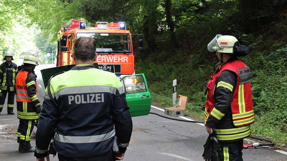 Pkw landet auf dem Dach