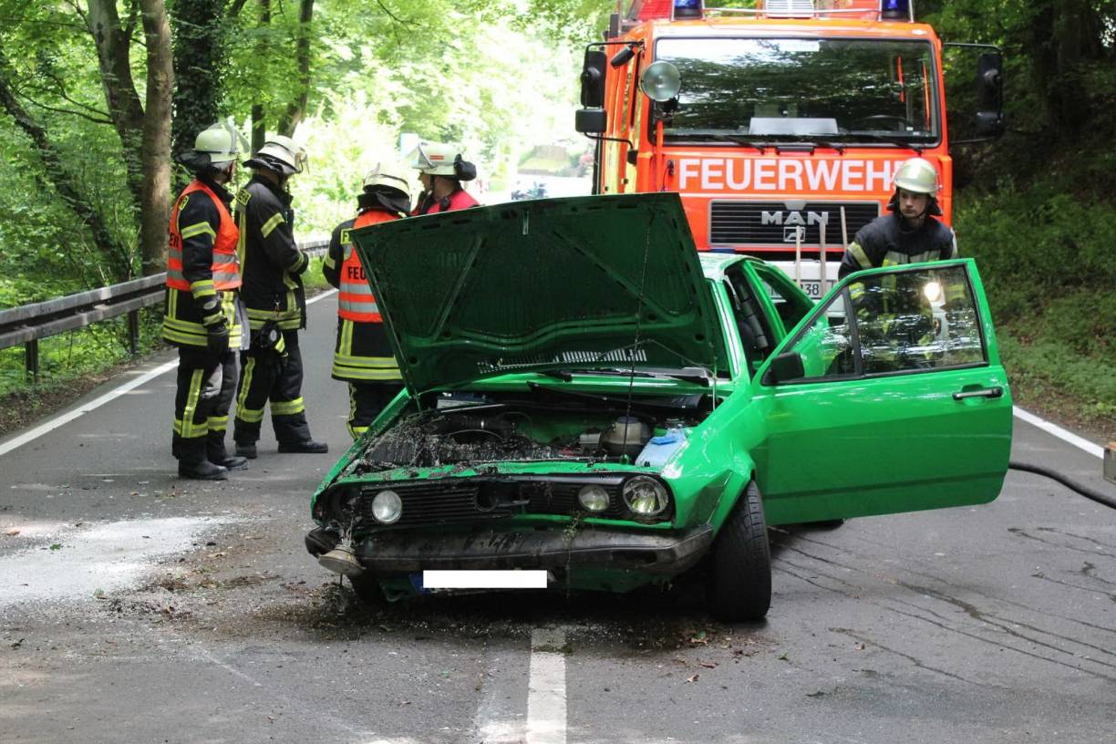Auto überschlägt sich