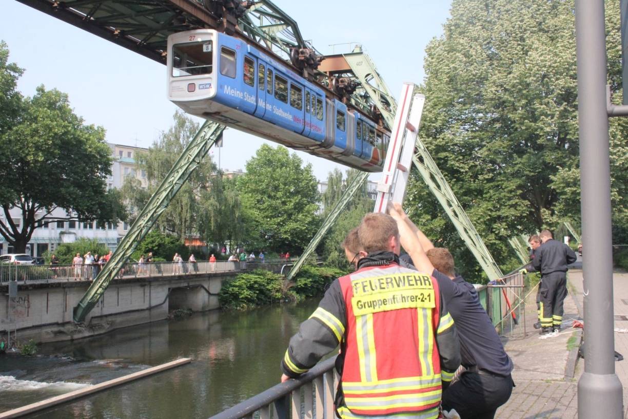   Die Feuerwehr rücke mit der Einheit der Wasserrettung an. 