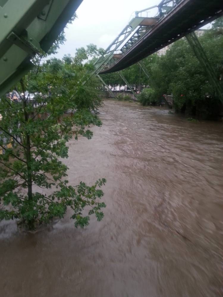  Die Wupper schwoll binnen kurzer Zeit mächtig an. 