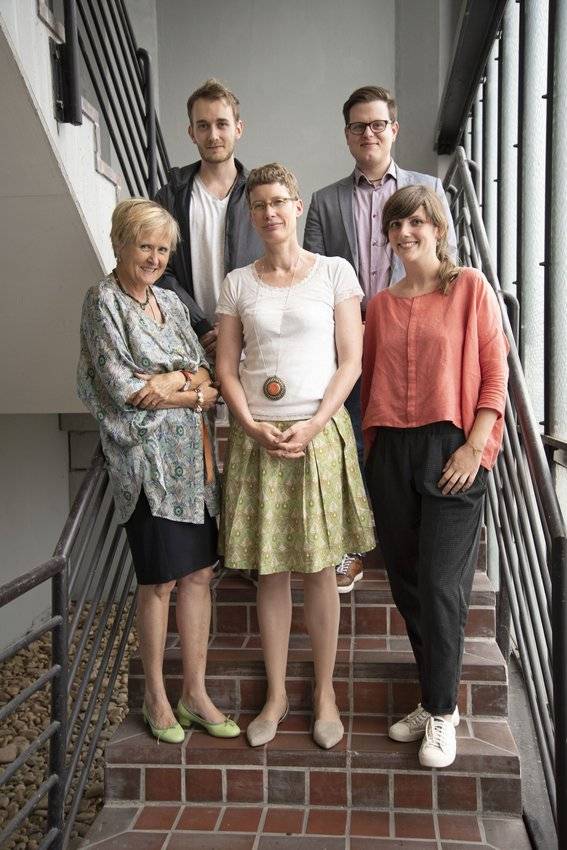  Prof. Dr. Doris Bühler-Niederberger, Prof. Dr. Claudia Schuchart und Miriam Böttner (vorne, v.l.) sowie Christof Nägel und Tim Sommer (hinten, v.l.). 