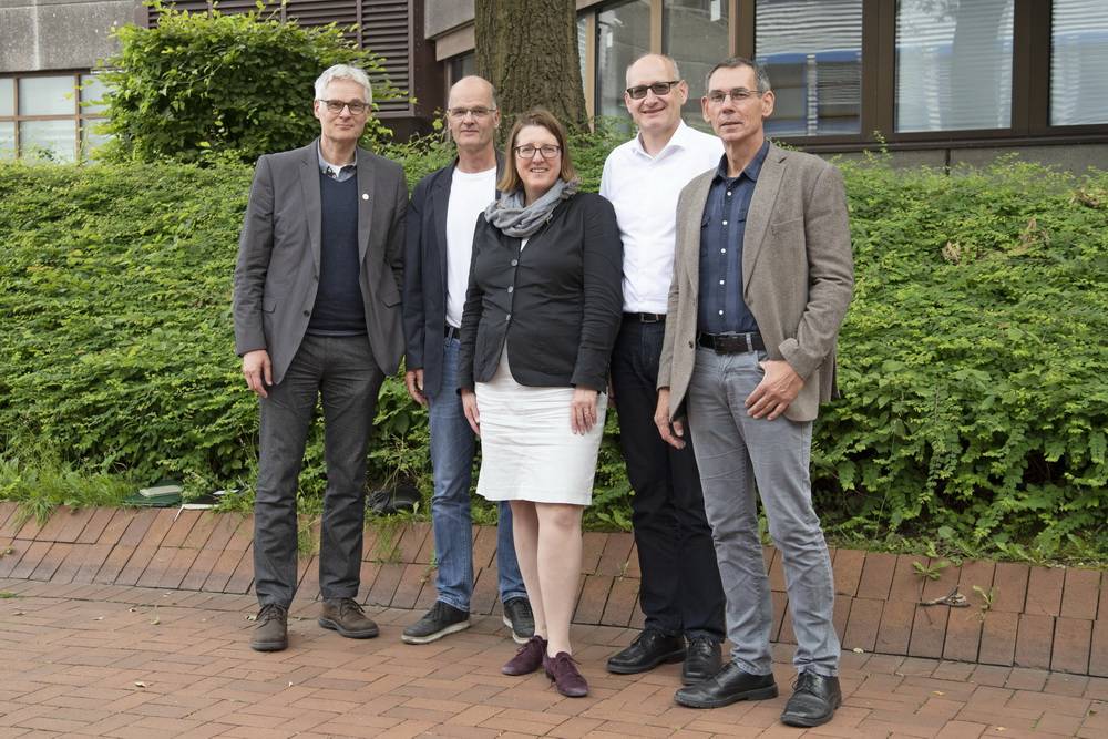  Wuppertaler Delegation (v.l.): Kanzler Dr. Roland Kischkel, Prof. Dr. Christian Zeitnitz (Vorsitzender des Komitees für Elementarteilchenphysik), Prof. Dr. Cornelia Gräsel (Prorektorin für Internationales und Diversität), Prof. Dr. Klaus Helbing (Projektleiter im KATRIN-Experiment) und Prof. Dr. Reinhard Hentschke (Prodekan der Fakultät für Mathematik und Naturwissenschaften). 