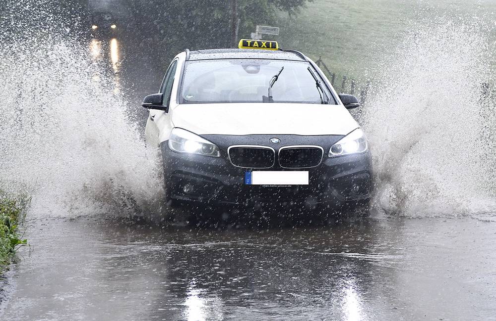 Rund fünf Millarden Liter Regen prasselten hernieder. 