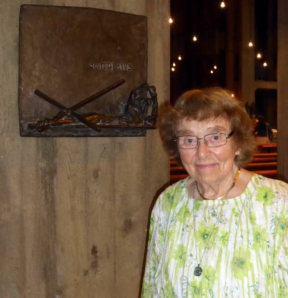  Mutter Emmi Spittmann hat ihrer Tochter Ursula, die heute 80 ist und Grüneberg heißt, berichtet, dass sie und ihre vier Kinder auf der neunten Station des Kreuzweges in der St.-Antonius-Kirche abgebildet sind. 