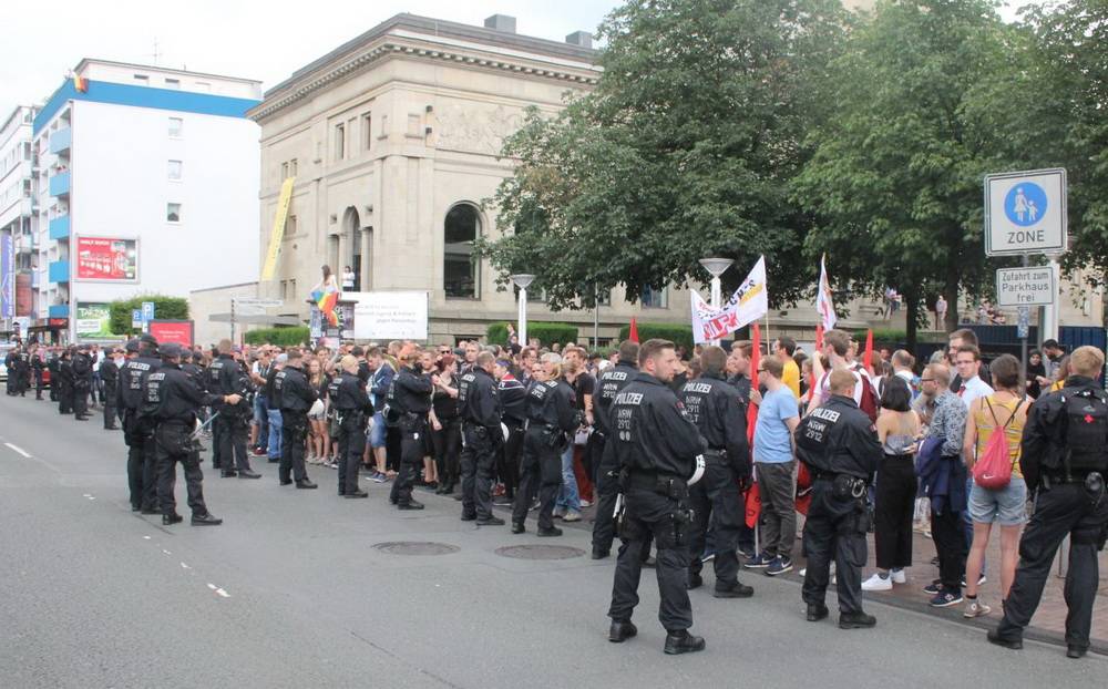  Am Geschwister-Scholl-Platz demonstrierten zahlreiche Menschen gegen den Aufmarsch der rechtsextremen Splitterpartei "Die Rechte". 