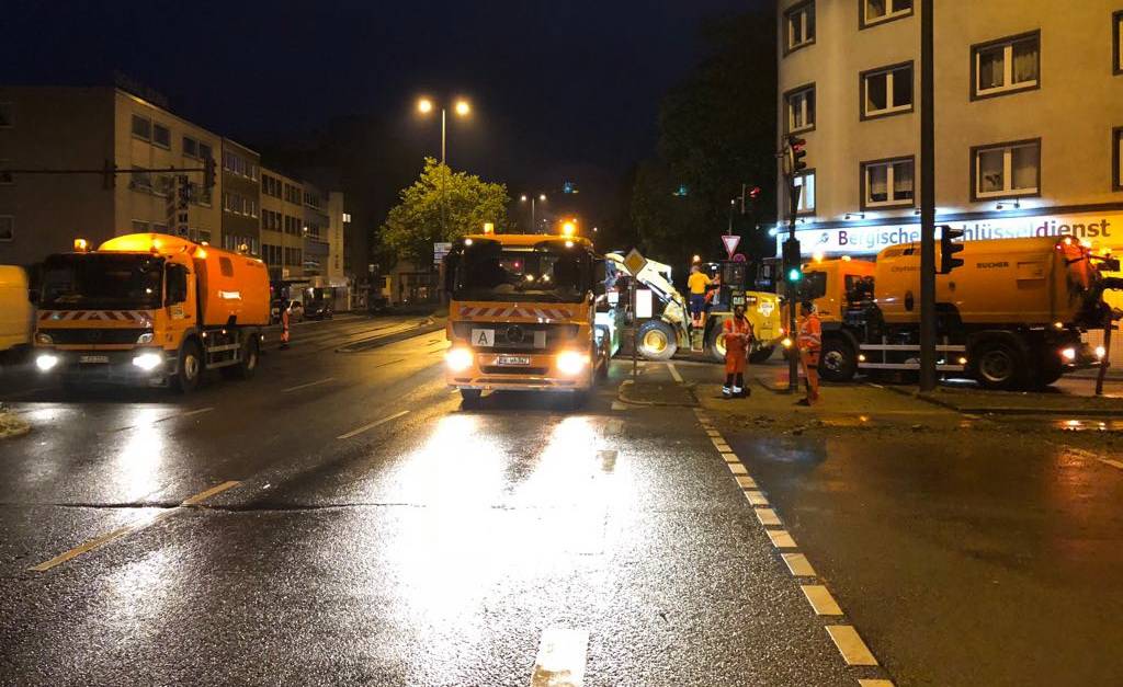  Die Straßenreinigung war bis in die Nacht aktiv. 