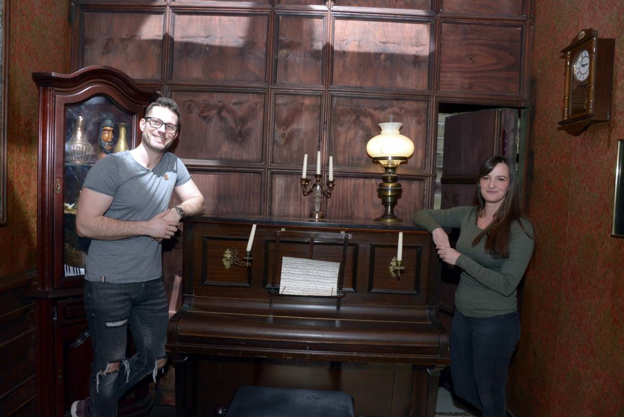  Spieleleiterin Saskia Porbadnik und Geschäftsführer Christian Kohlhaas im Sherlock Holmes Room.  