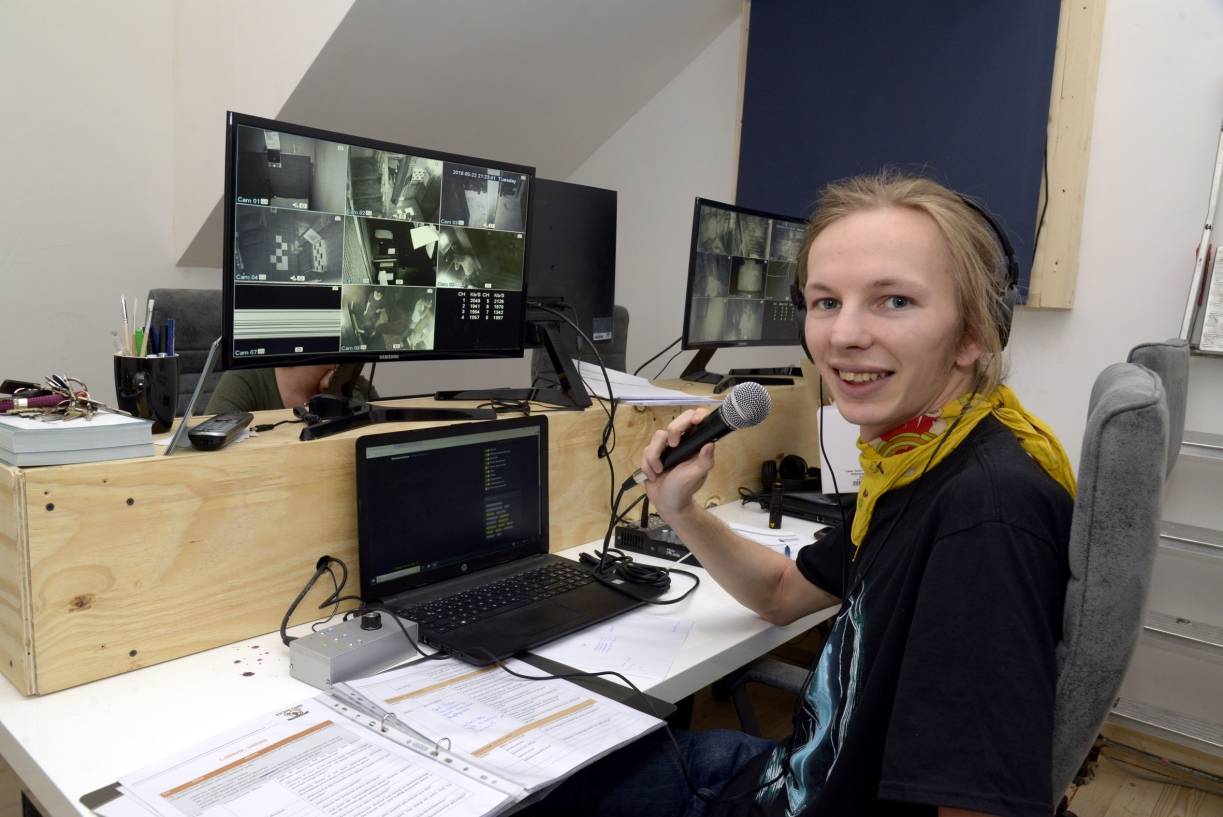  Der Spielführer beobachtet die Spieler und gibt Hilfestellungen übers Mikrofon.  