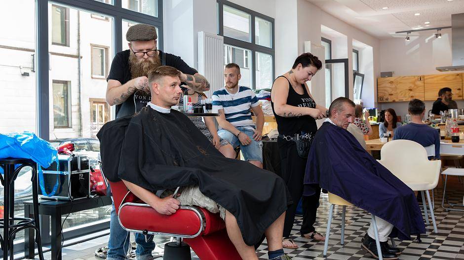 Haareschneiden am laufenden Band: Mario Decker und Mandy Böhmer freuten sich über den...