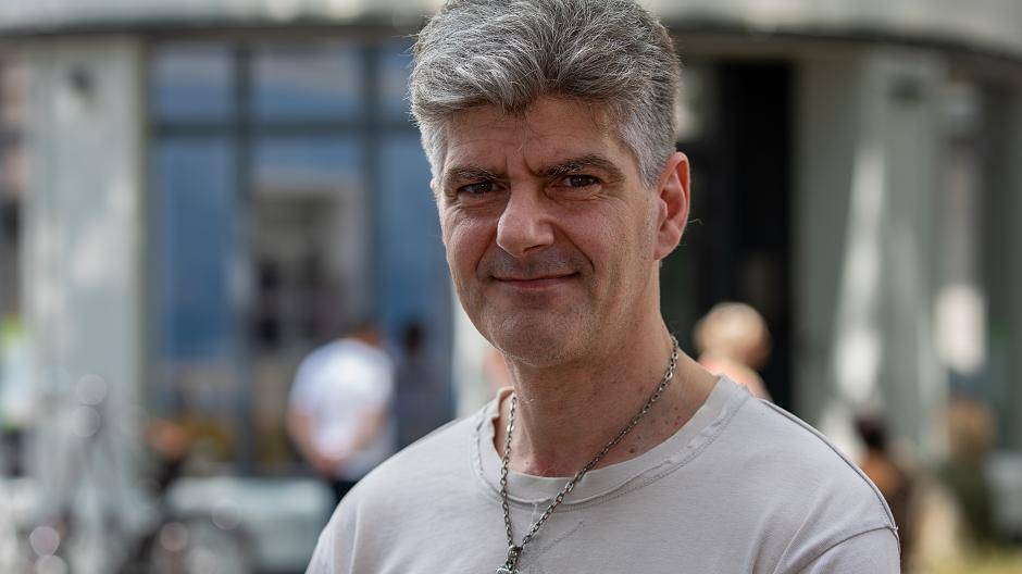 Peter ließ sich auch von Mario Decker und seinem Team die Haare...