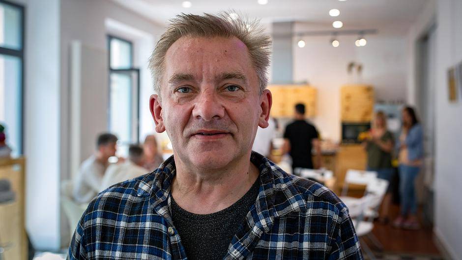 Josef ist begeistert von seinem neuen...