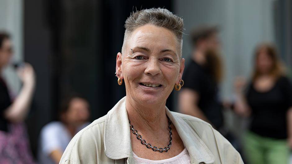 Bettina ist glücklich mit ihrer neuen...