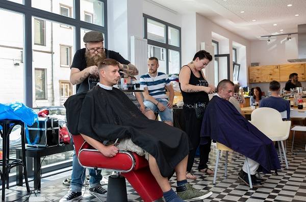  Haareschneiden am laufenden Band: Mario Decker und Mandy Böhmer freuten sich über den Zulauf, den ihre Aktion fand. 