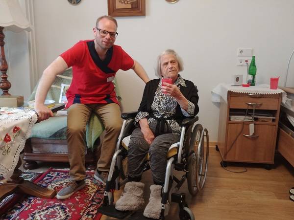 Helge Lindh hospitiert in zwei Pflegeeinrichtungen