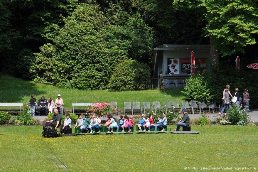  Das Blumenrondell am Zooeingang hat eine neue Attraktion.  