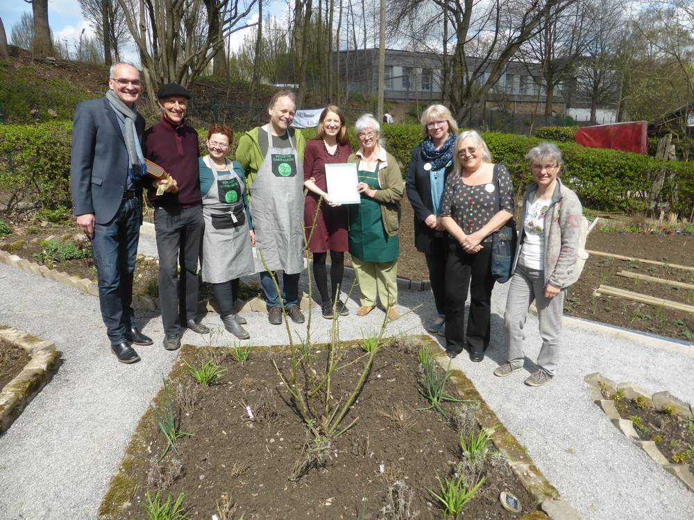 Akteure der „Bergischen Gartenarche“ erhielten im Bauerngarten des Permakulturhofes vom SPD-Landtagsabgeordneten Dietmar Bell (links) eine Anerkennungsurkunde. 