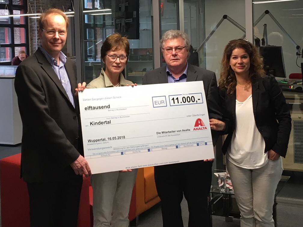  Bei der "Kindertal"-Scheckübergabe: Dr. Philipp Kohn (Werkleiter Axalta Coating Systems, li.), Susanne Bossy (Vorsitzende Kindertal, 2.v.li.) und Angela Wegener (stellv. Chefredakteurin Radio Wuppertal, re.). 