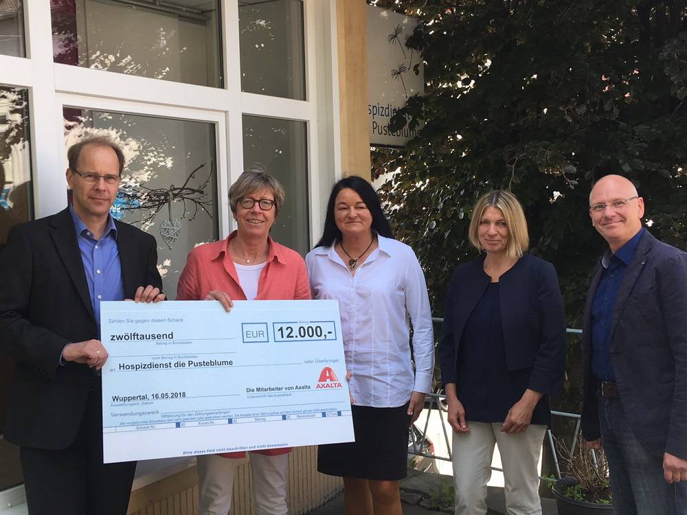  Die "Pusteblume"-Scheckübergabe (v.li.).: Dr. Philipp Kohn (Werkleiter Axalta Coating Systems), Katharina Ruth (Leitung Hospizdienst), Anja Jung und Christine Vieweg (Geschäftsführung), Rolf Justus (Koordinator Hospizbüro Elberfeld).  