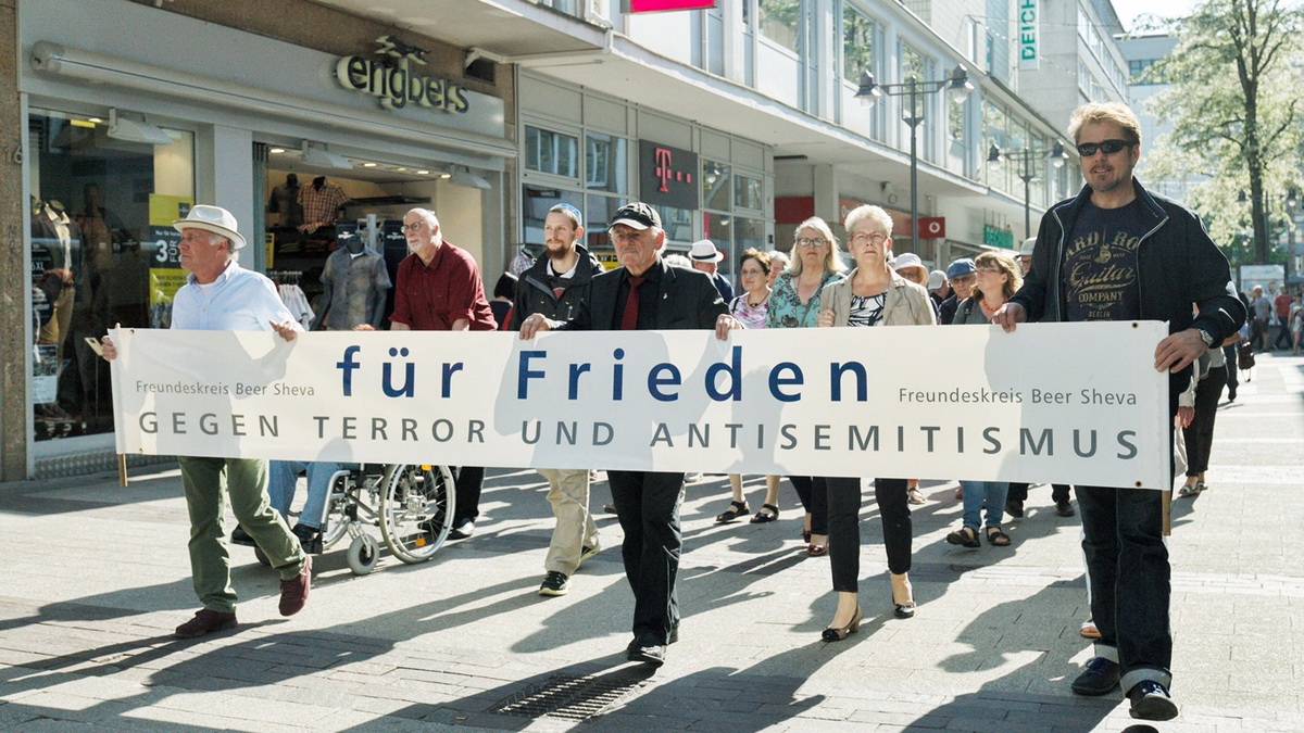  Die Demonstration „Für Frieden, gegen Terror und Antisemitismus“ auf dem Werth in Barmen. In der Mitte der Vorsitzende des Freundeskreises Beer Sheva, Arno Gerlach. 