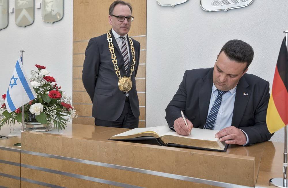  Eintrag ins Goldene Buch der Stadt: Oberbürgermeister Andreas Mucke und Beer Shevas Bürgermeister Tal El Al im März 2017.  