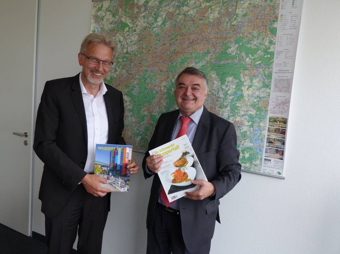  Herbert Reul (re.) 2016 bei einem Besuch in der Rundschau-Redaktion mit Redaktionsleiter Hendrik Walder. 