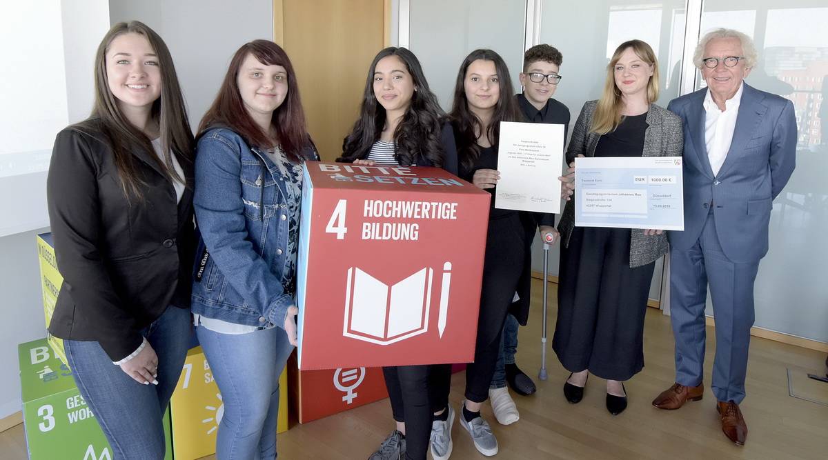  Die offizielle Scheckübergabe. 