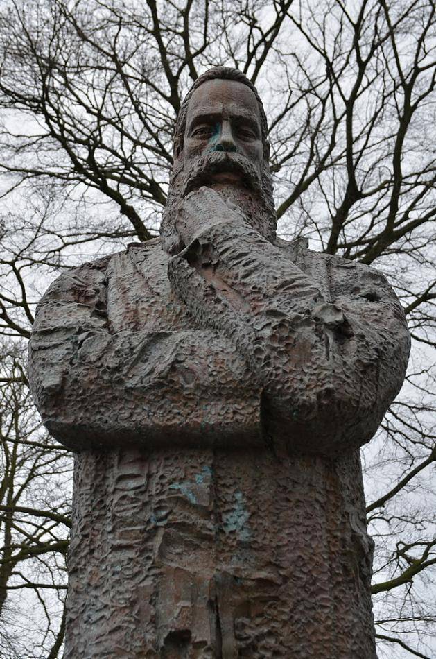  Nachdenklich blickt Engels in die Kamera. Was hätte er wohl zu Globalisierung und Konsumverhalten zu sagen? 