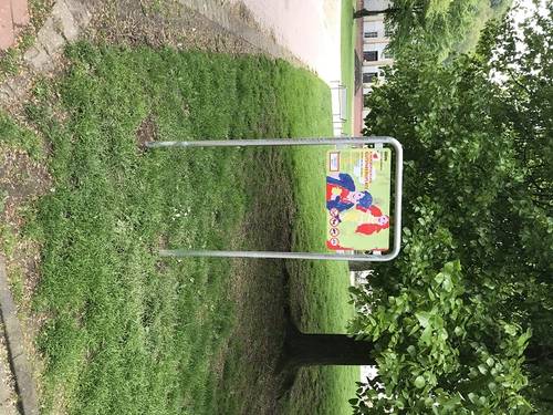  Da die Schilder an allen Eingängen aufgestellt werden müssen, sind pro Spielplatz bis zu sechs Schilder erforderlich.  