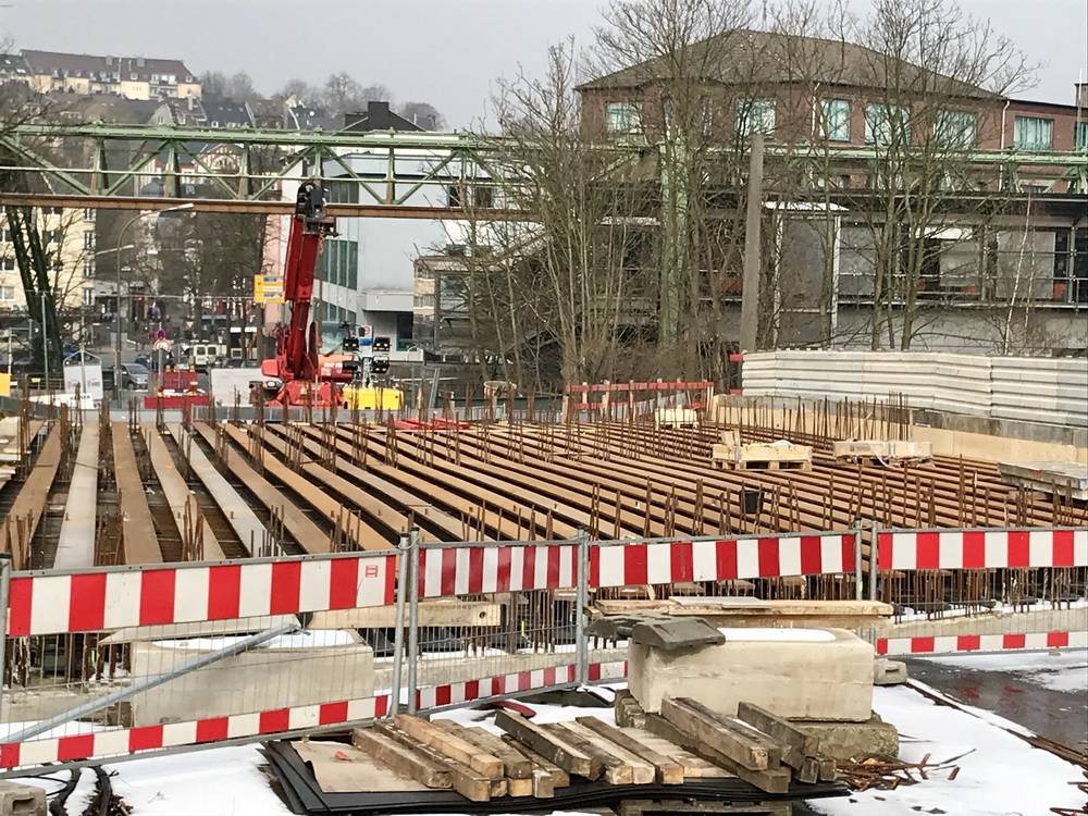 Brändströmstraße Brücke nimmt Konturen an