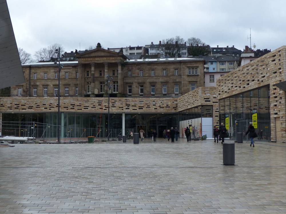  Mit der Anfrage möchte die Fraktion nun klären, welche konkrete Art von Steinen für die Mauer verwendet wurden.  