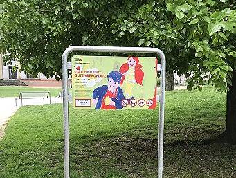  Eines der neuen Schilder. 