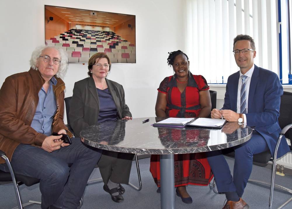  Freuen sich über den neuen Kooperationsvertrag (v.l..): Prof. Dr. Peter Imbusch (Dekan der Fakultät für Human- und Sozialwissenschaften), Erziehungswissenschaftlerin Prof. Dr. Maria Anna Kreienbaum, Felesia Zulu (Vizedekanin der Universität Sambia) und Prof. Dr. Lambert T. Koch (Rektor der Bergischen Universiät). 