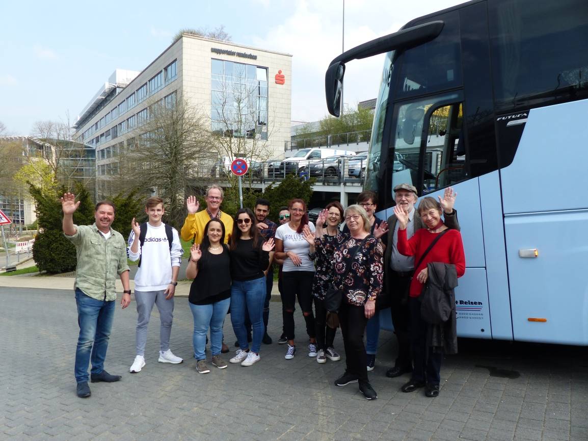  Redaktionsleiter Roderich Trapp verabschiedet die Helden des Alltags an ihrem Reisebus nach Sinzig.  