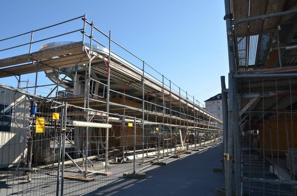  An den Dächern des künftigen Busbahnhofes (Bild oben) fehlen noch wichtige Unterbleche. 