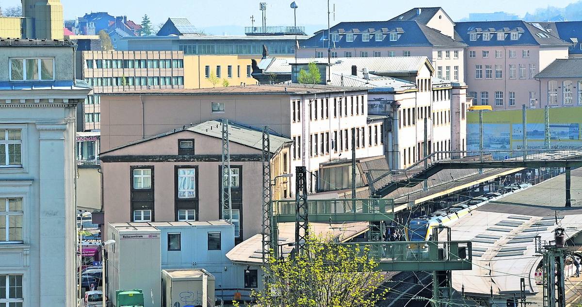  Der Wuppertaler Hauptbahnhof mit den dazugehörigen Gebäuden. 