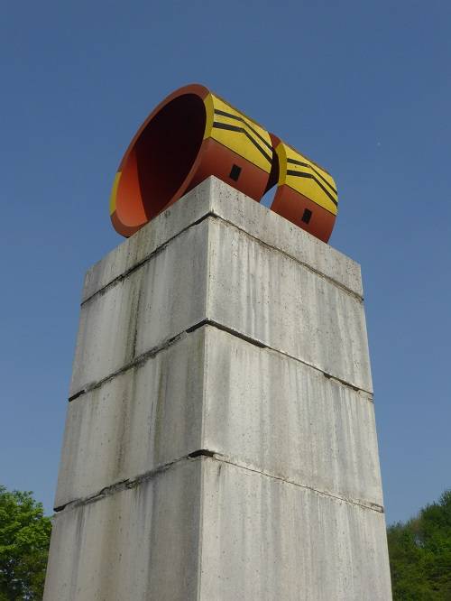  Kein angemessener Umgang mit der Kunst eines bekannten Bildhauers. Statt die „Autobahnrollen“ gut sichtbar aufzustellen, werden sie eher versteckt. 