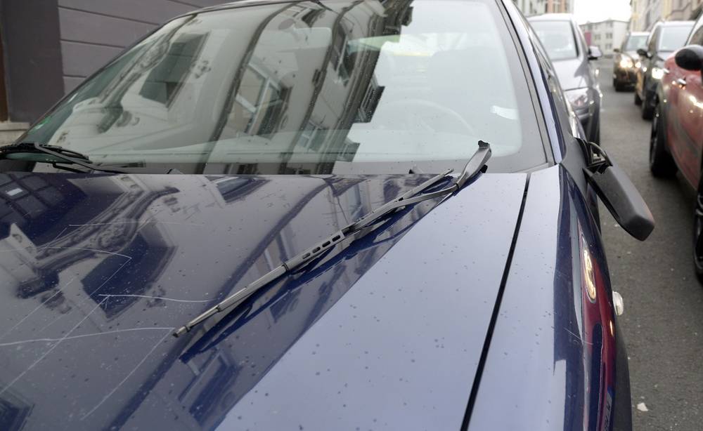 Abgetretene Außenspiegel und Hakenkreuze