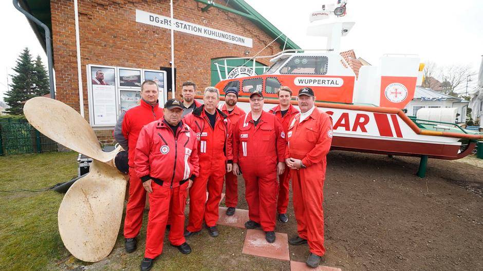 Die freiwilligen Seenotretter der Station Kühlungsborn vor dem historischen...