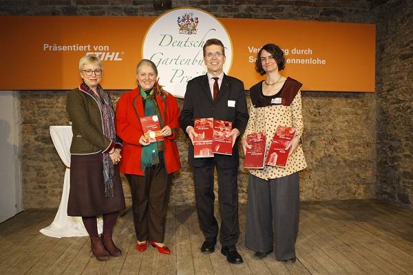  Vier fröhliche Wuppertaler Gesichter bei der Verleihung des Deutschen Gartenbuchpreises: Silvia Zöller, Brigitte Alexander, Thomas Helbig und Antonia Dinnebier (v.l.n.r.) 