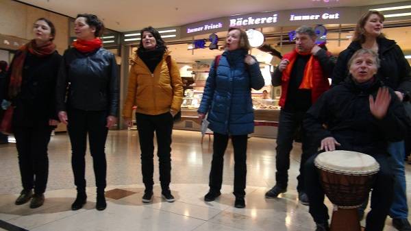 Gospel-Flashmob im Shopping-Paradies!